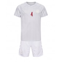 Koszulka piłkarska Dania Simon Kjaer #4 Strój wyjazdowy dla dzieci MŚ 2022 tanio Krótki Rękaw (+ Krótkie spodenki)
